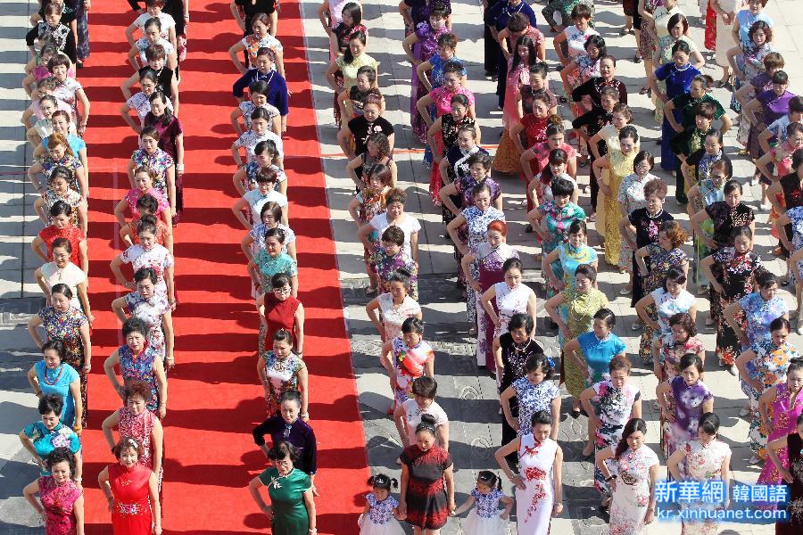 #（社会）（4）15万人同秀旗袍 展现中国服饰之美