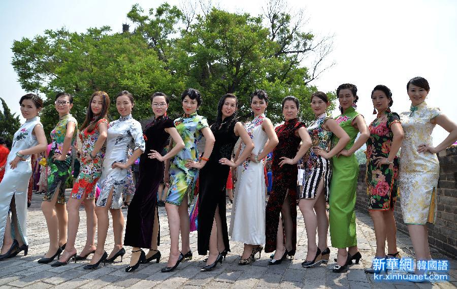 #（社会）（5）15万人同秀旗袍 展现中国服饰之美