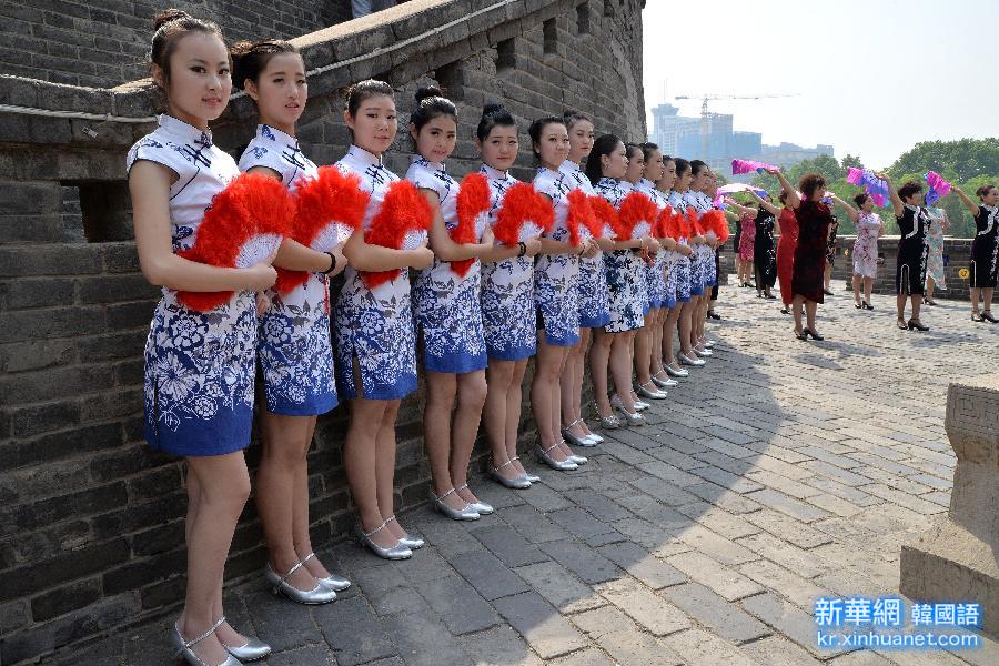 #（社会）（6）15万人同秀旗袍 展现中国服饰之美