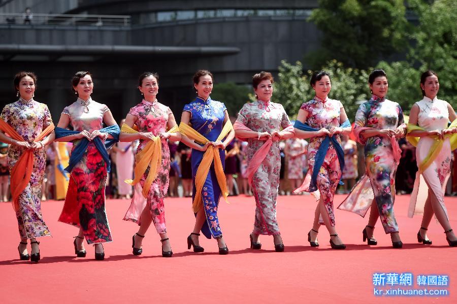 （社会）（8）15万人同秀旗袍 展现中国服饰之美