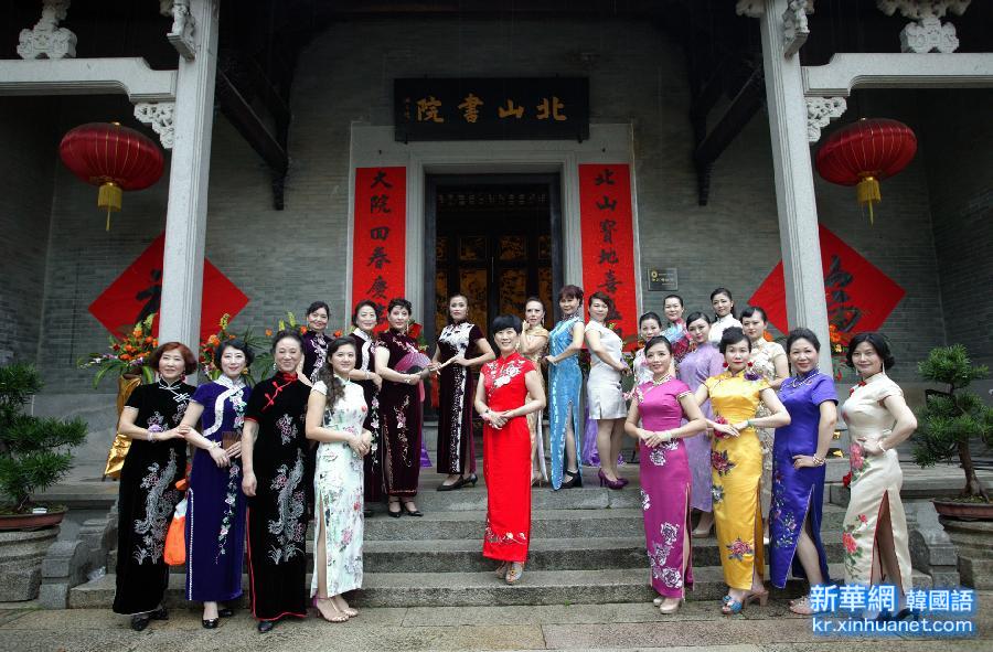（社会）（9）15万人同秀旗袍 展现中国服饰之美