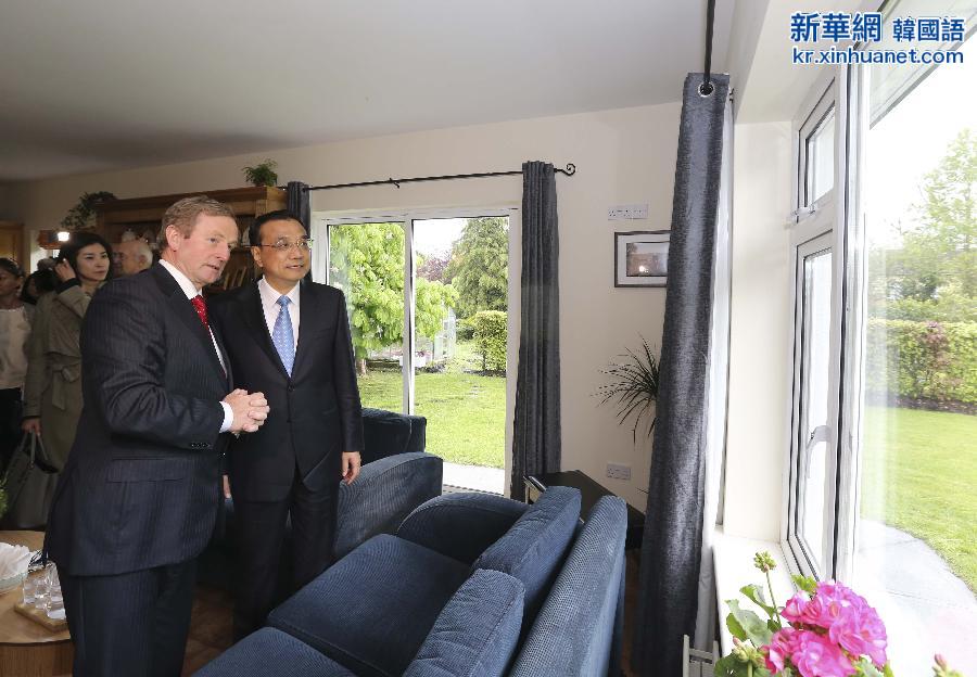 （XHDW）（2）李克强与爱尔兰总理肯尼共同参观农场