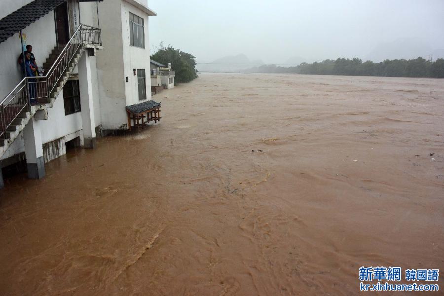 （社会）（4）洪水围困广西加会