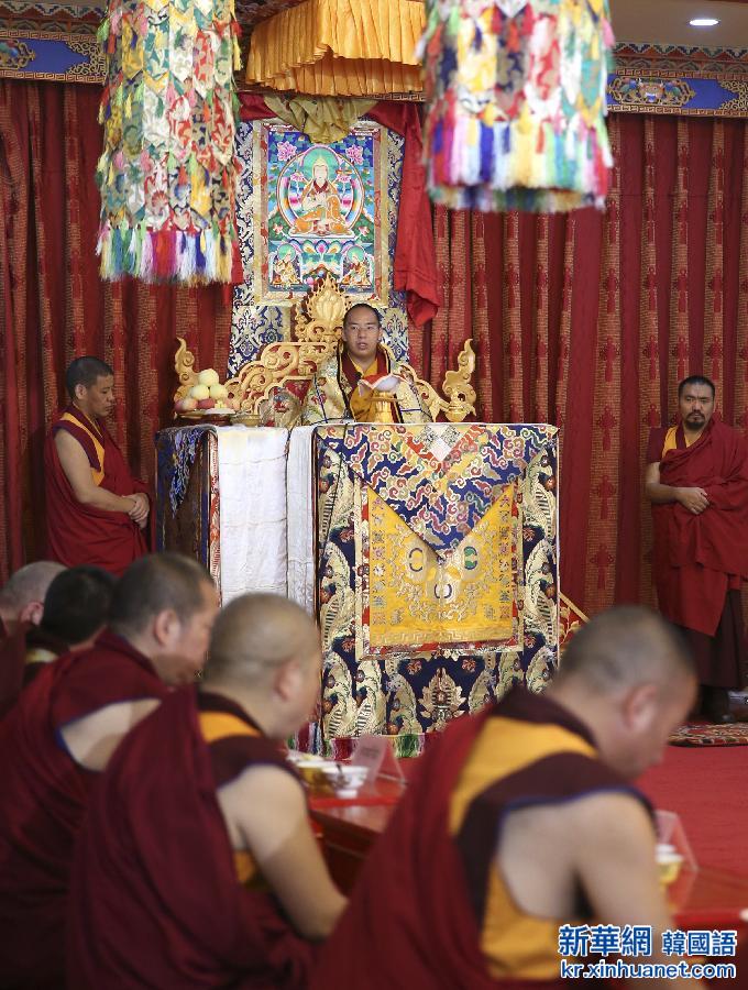 （时政）（1）班禅接受藏传佛教高级学衔获得者朝拜