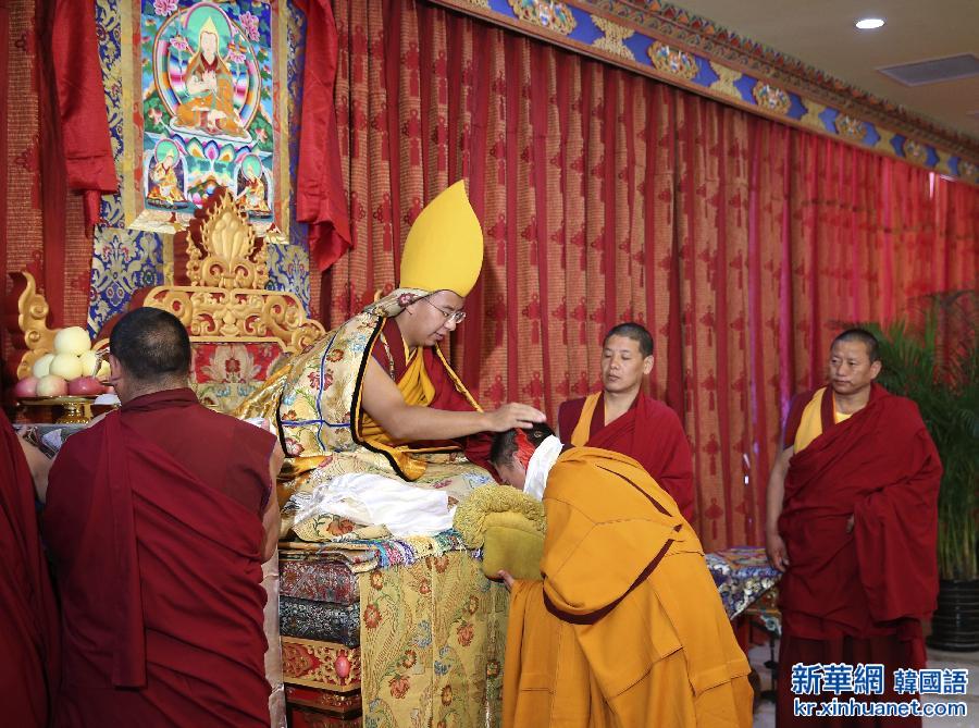 （时政）（2）班禅接受藏传佛教高级学衔获得者朝拜