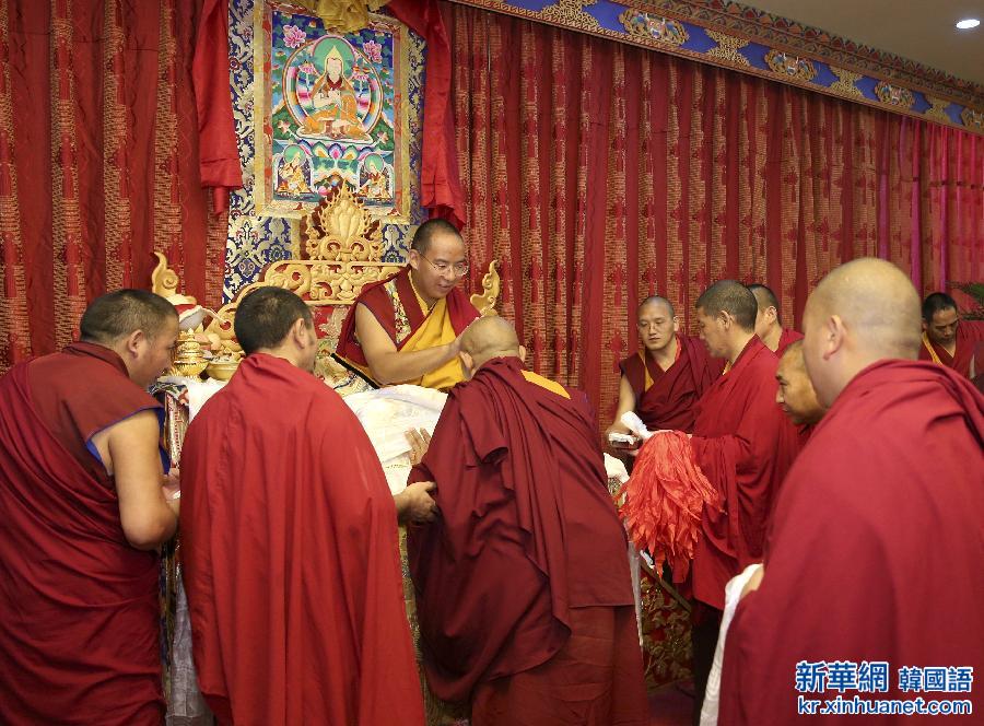 （XHDW）（1）班禅接受藏传佛教高级学衔获得者朝拜