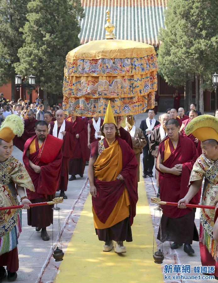 （XHDW）（2）班禅接受藏传佛教高级学衔获得者朝拜