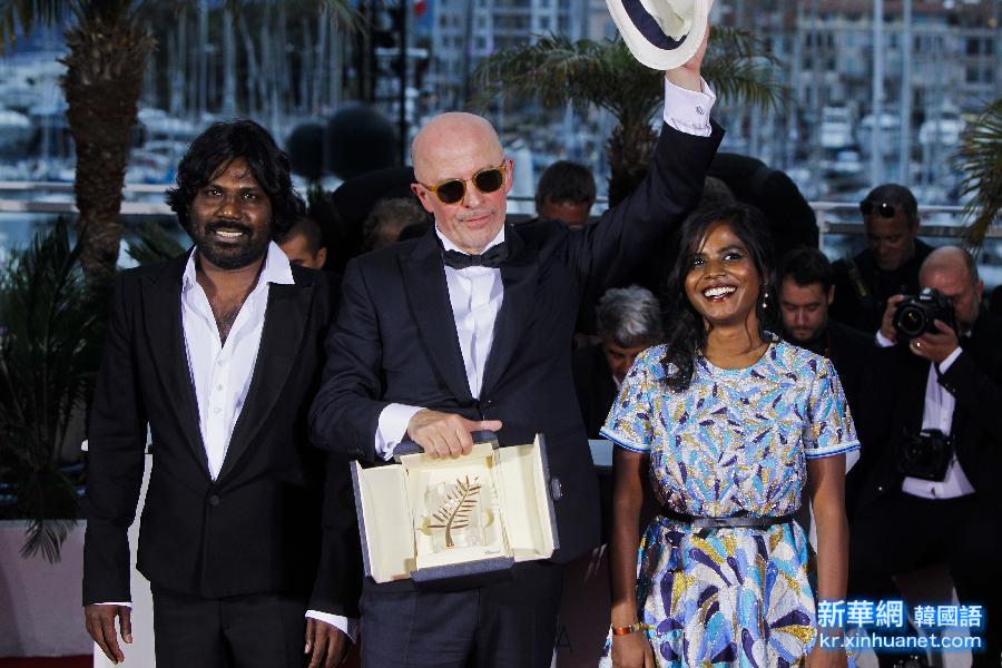 （国际）（1）法国导演雅克·欧迪亚作品《流浪的迪潘》夺得金棕榈奖