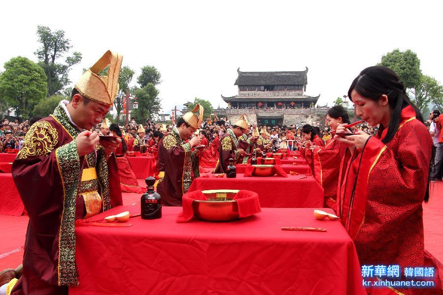 #（文化）（1）安徽黄山上演汉式集体婚礼