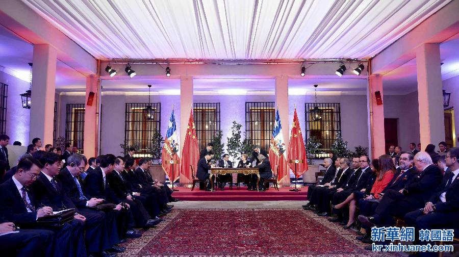 （XHDW）（3）李克强与智利总统巴切莱特共同出席签字仪式
