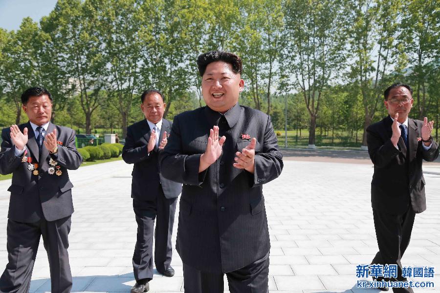 （XHDW）（1）金正恩会见参与潜射导弹试射的朝鲜科技工作者