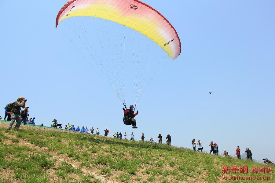 （体育）（1）第七届中国（安阳）滑翔伞公开赛开幕