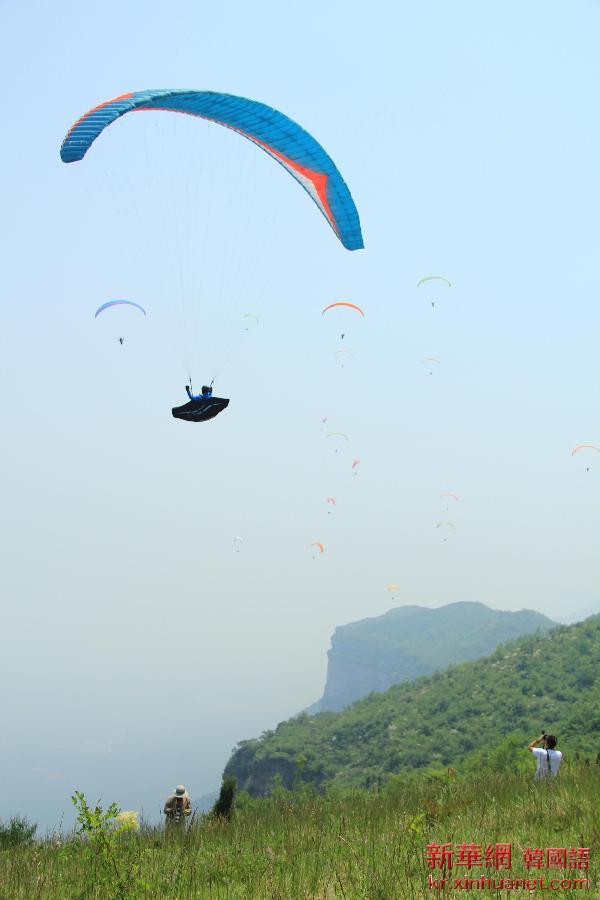 （体育）（2）第七届中国（安阳）滑翔伞公开赛开幕