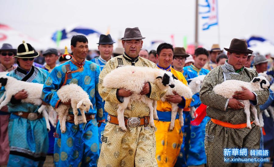 （晚报）（1）苏尼特草原牧民欢庆珍珠节