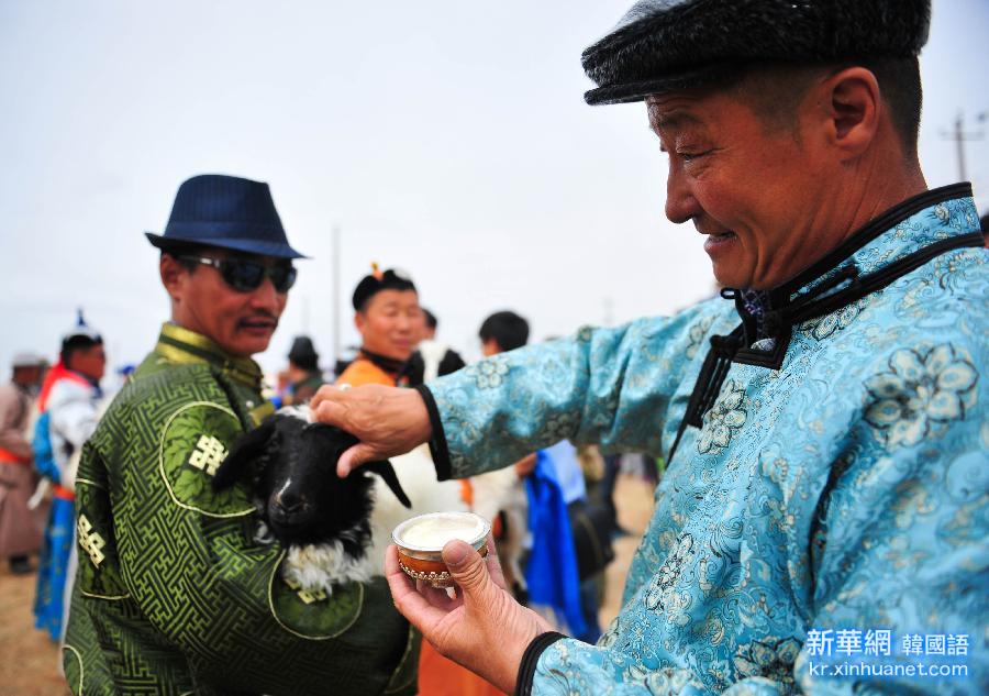 （晚报）（3）苏尼特草原牧民欢庆珍珠节