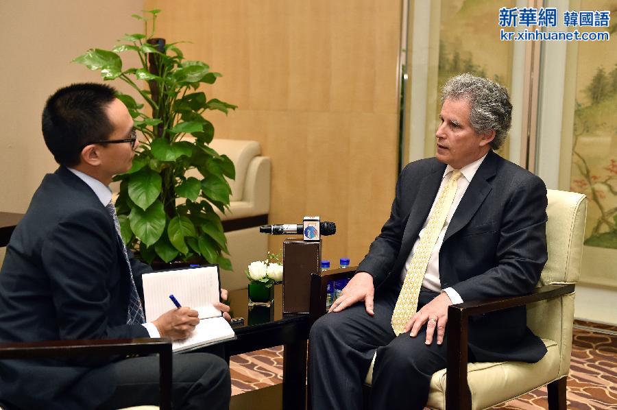 （图文互动·XHDW）（1）专访IMF副总裁：正密切关注人民币国际化进程