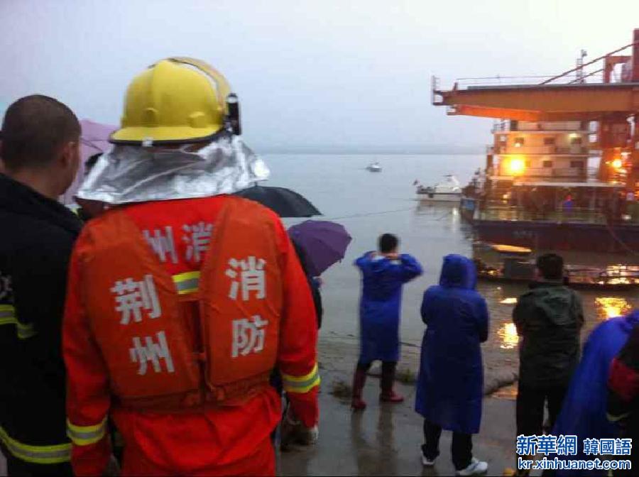 （突发事件）一载有458人的客轮在长江湖北段倾覆