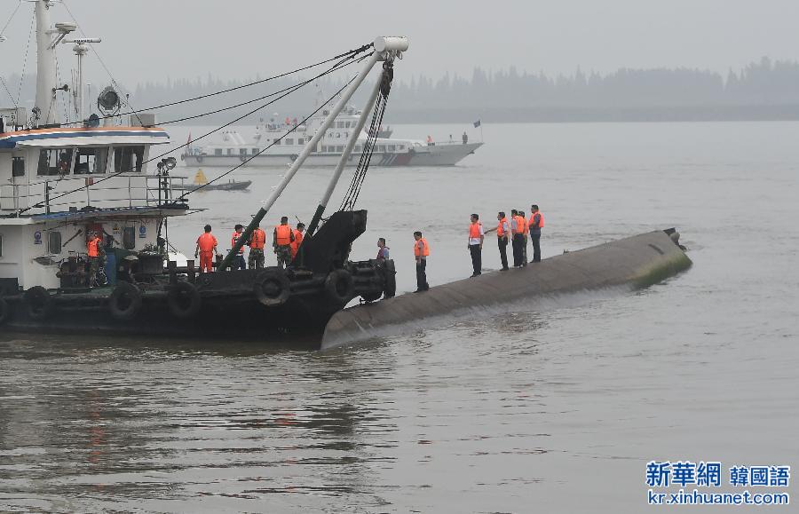 （长江客船翻沉事件·新华直击）（2）一载有458人的客轮在长江湖北段倾覆