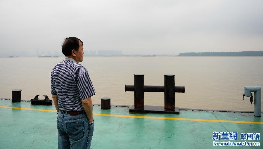 （长江客船翻沉事件）（3）旅客家属在南京五马渡等待消息