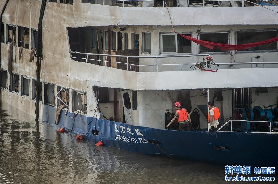 （长江客船翻沉事件·新华直击）“东方之星”客船整体打捞出水 搜救人员进舱作业