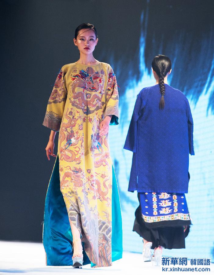#（晚报）（3）武汉举办大学生服装设计毕业作品联展