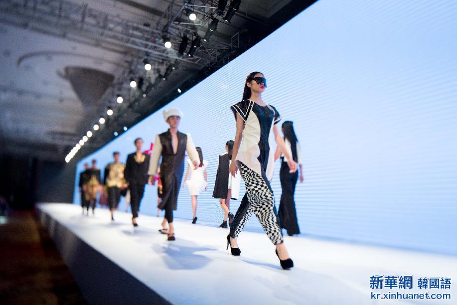 #（晚报）（4）武汉举办大学生服装设计毕业作品联展