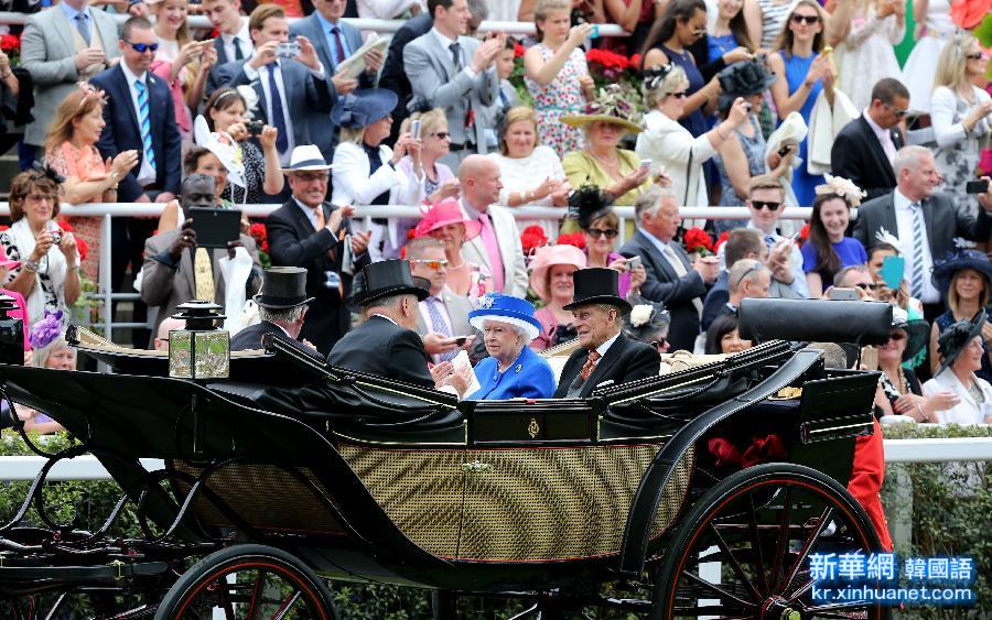 （国际）（1）英女王观看皇家赛马会