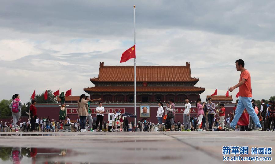 （XHDW）北京天安门广场下半旗悼念乔石同志