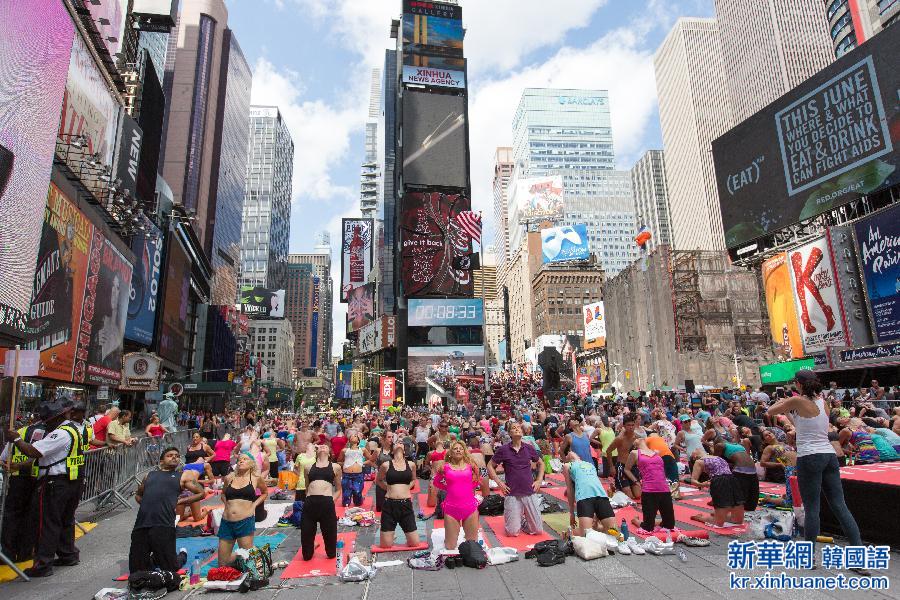（国际）（1）纽约时报广场瑜伽迎夏至