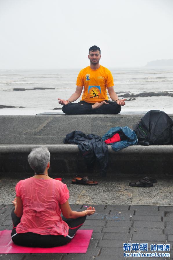 （体育）（2）在雨中庆祝首个国际瑜伽日