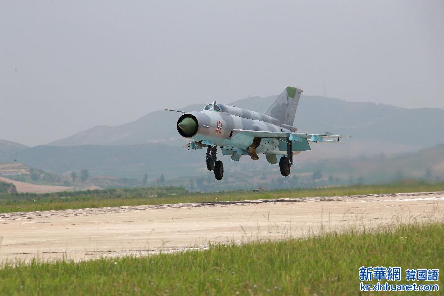 （国际）（3）金正恩观看朝鲜首批超音速战斗机女飞行员飞行训练