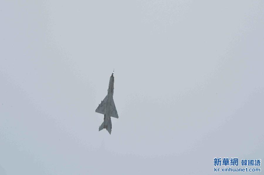 （国际）（4）金正恩观看朝鲜首批超音速战斗机女飞行员飞行训练