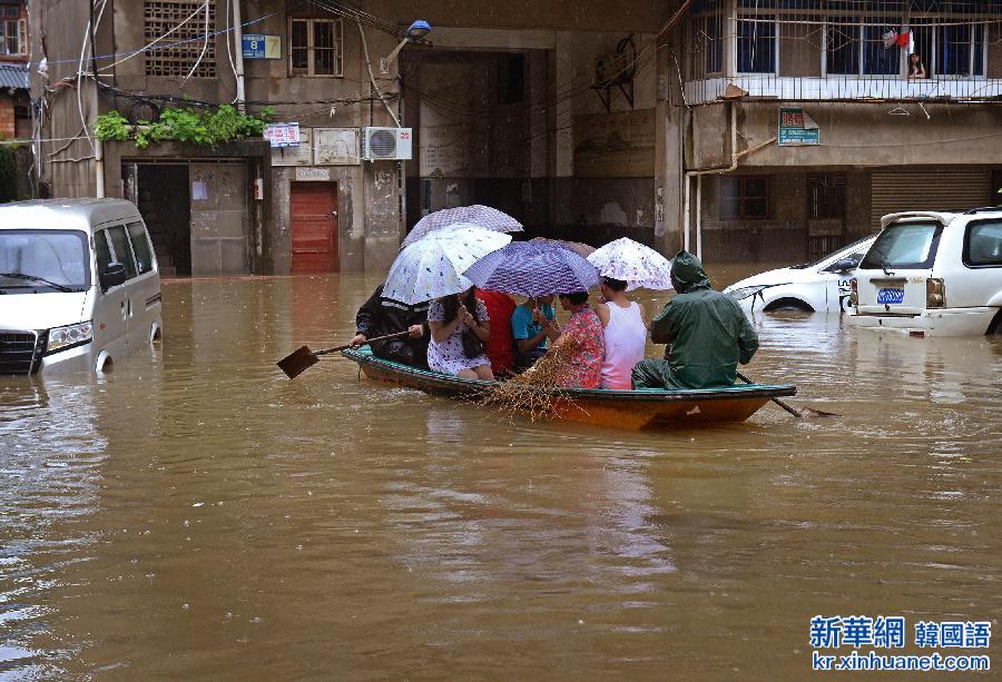 （生态）（1）江西南昌遭暴雨袭击 部分地区积水严重