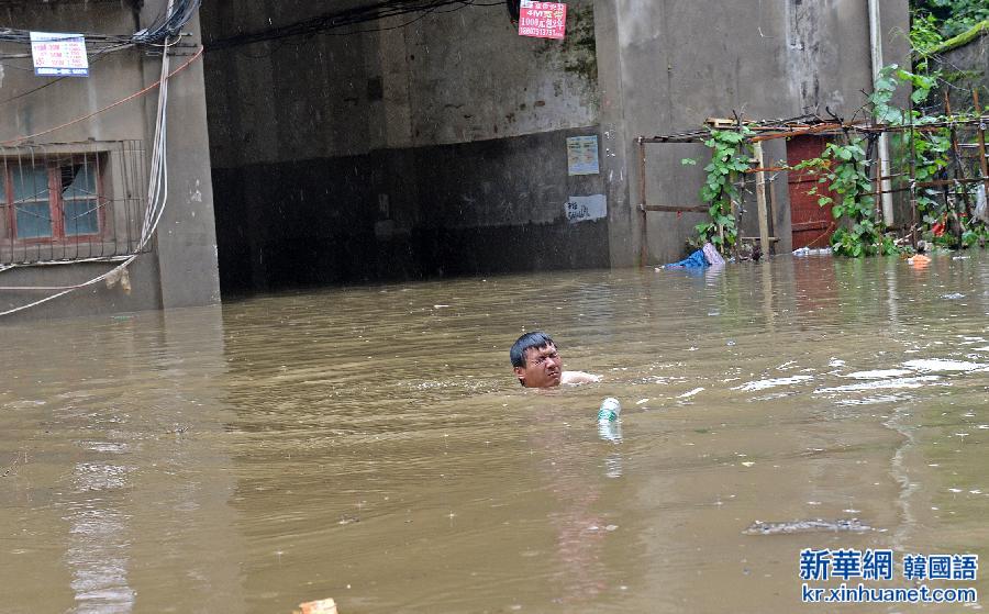 （生态）（2）江西南昌遭暴雨袭击 部分地区积水严重