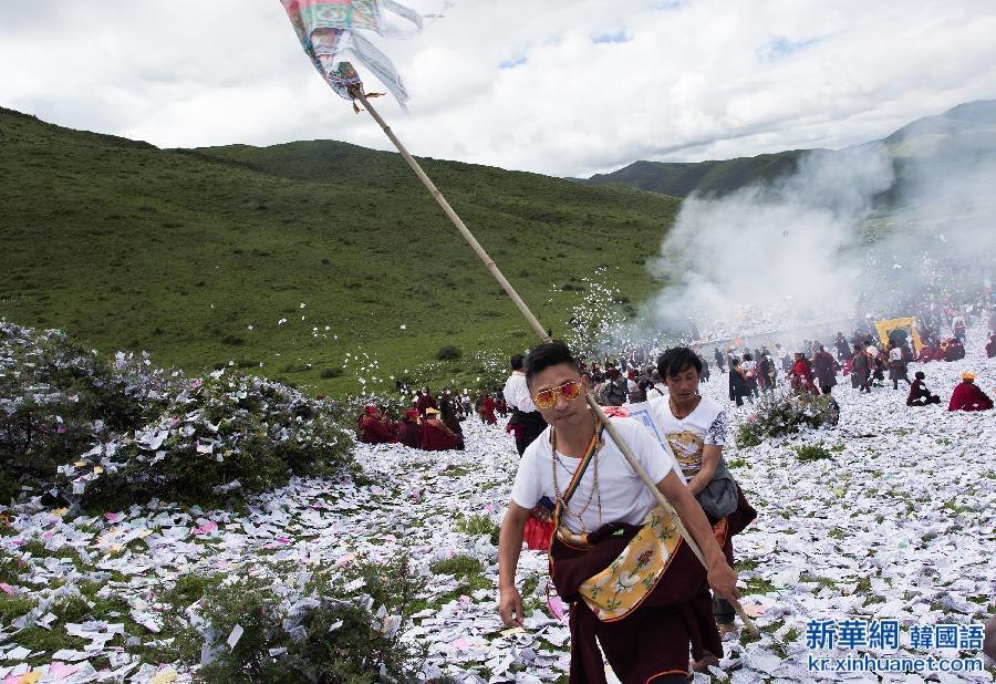 （XHDW）（3）四川红原县：藏族同胞喜迎煨桑节