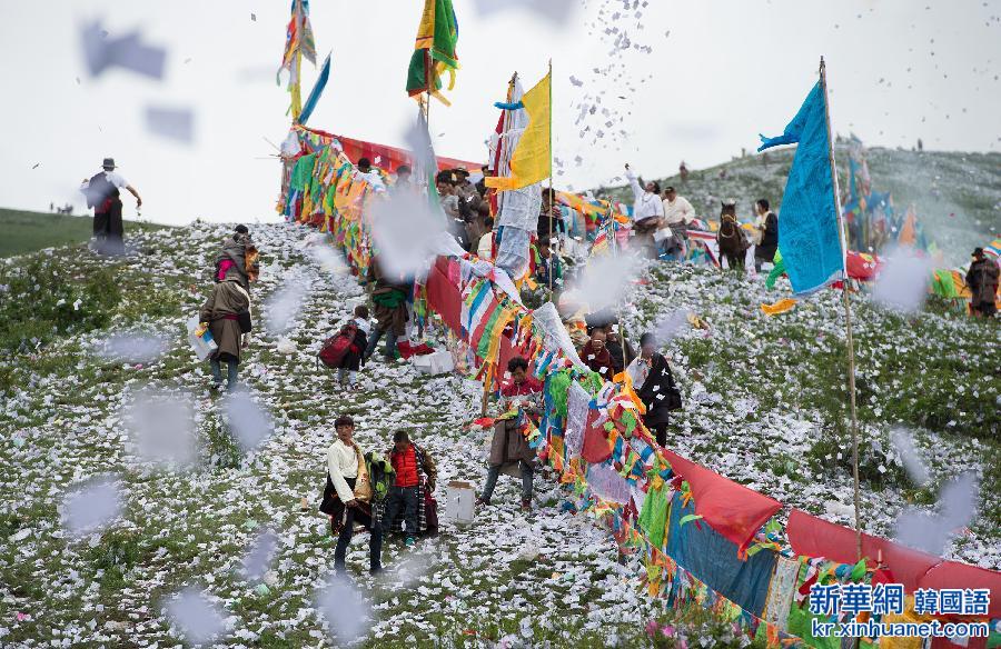 （XHDW）（5）四川红原县：藏族同胞喜迎煨桑节