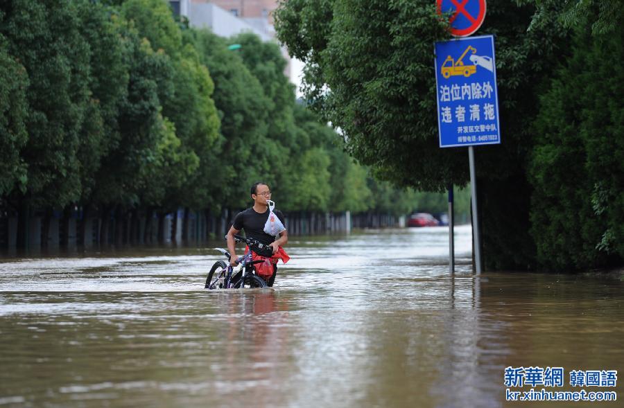 （社会）（2）南京遭受持续暴雨袭击 部分城区被淹