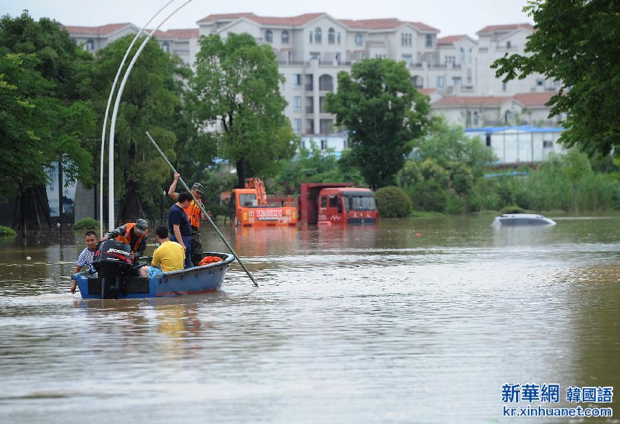 （社会）（4）南京遭受持续暴雨袭击 部分城区被淹