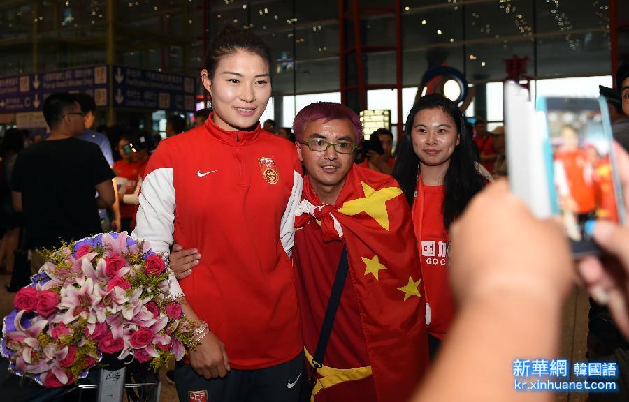 （体育）（2）足球——中国女足返京