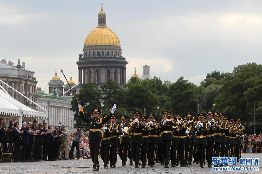 （国际）（1）中国人民解放军军乐团亮相圣彼得堡