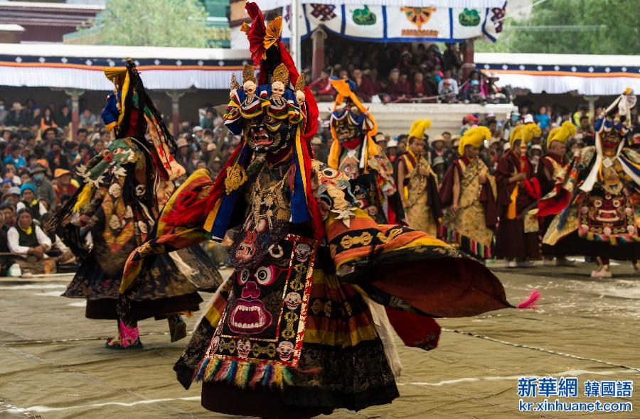 （社会）（1）桑耶寺迎来经藏节 展千年“神舞”
