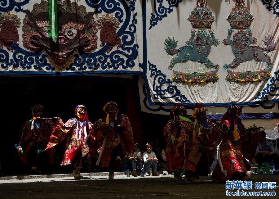 （社会）（2）桑耶寺迎来经藏节 展千年“神舞”