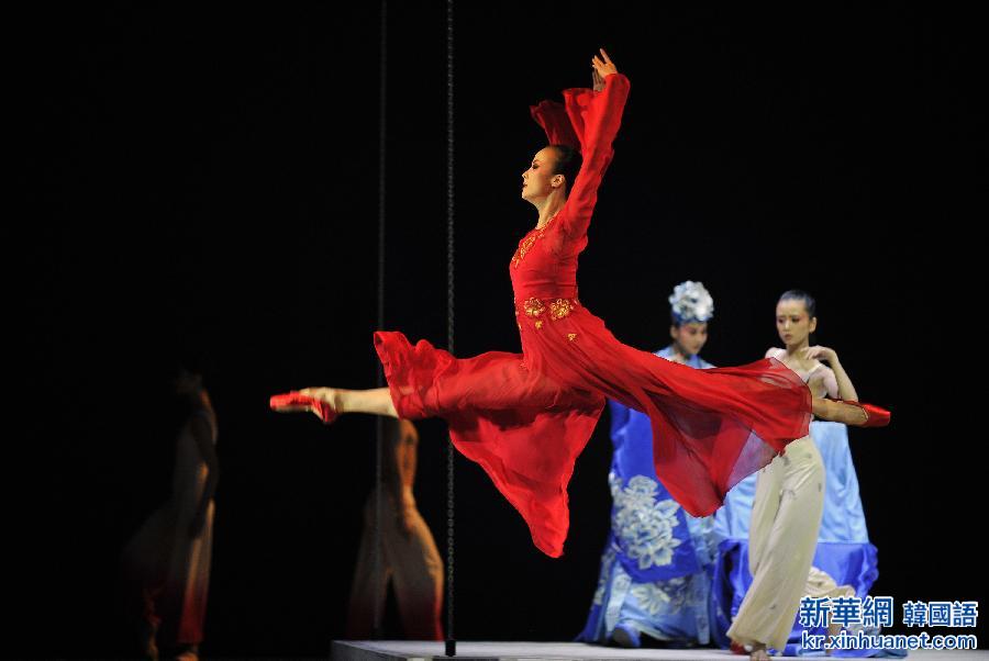 （国际）（2）中国芭蕾舞剧《牡丹亭》在美国首演