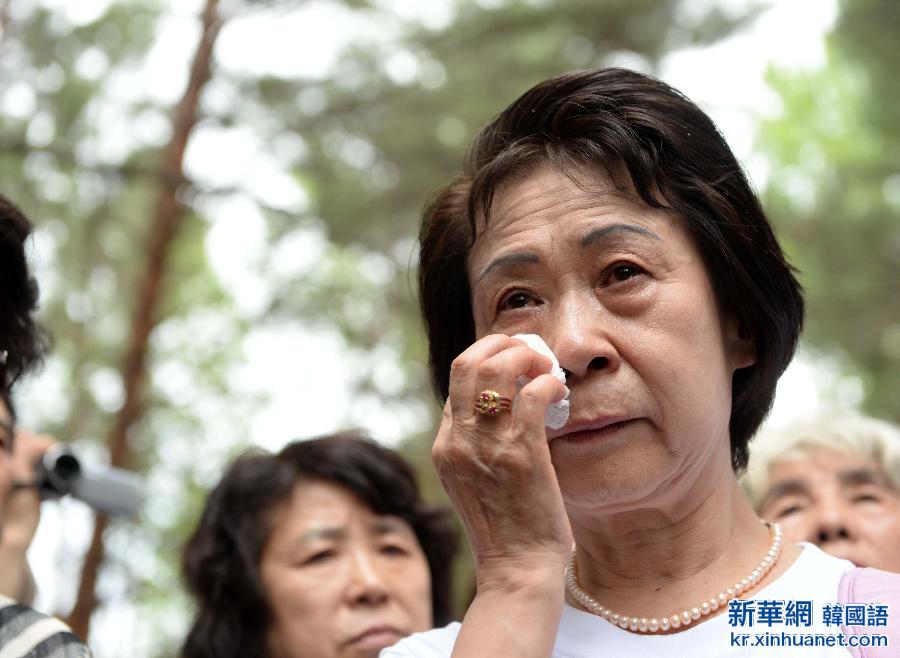 （抗战胜利70周年）（3）日本遗孤在哈尔滨祭拜中国养父母公墓