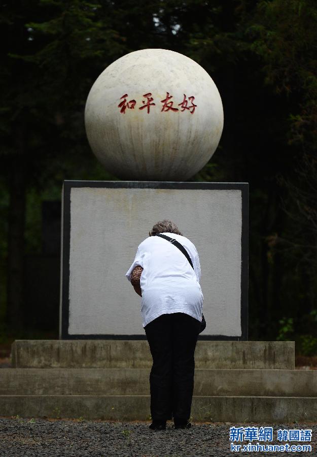 （抗战胜利70周年）（4）日本遗孤在哈尔滨祭拜中国养父母公墓