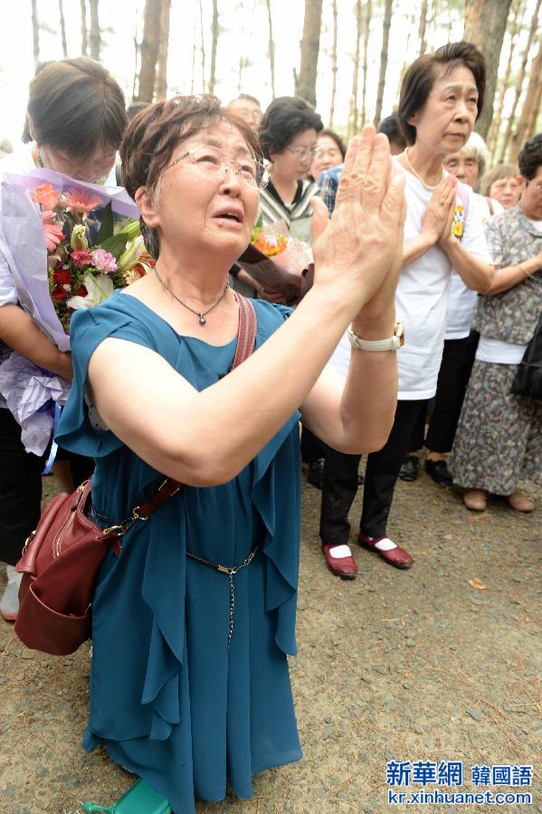 （抗战胜利70周年）（5）日本遗孤在哈尔滨祭拜中国养父母公墓