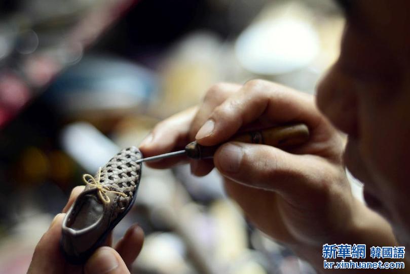 #（晚报）（2）济南老鞋匠打造“微型皮鞋”