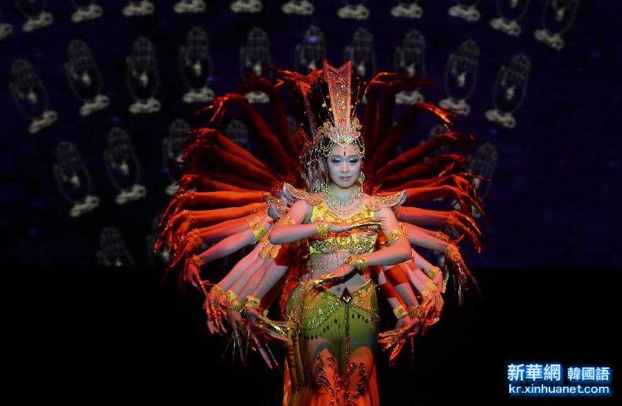 （晚报）（1）“千手观音”亮相新疆国际舞蹈节