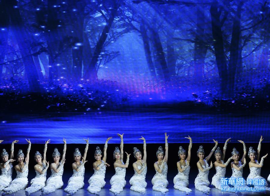 （晚报）（2）“千手观音”亮相新疆国际舞蹈节