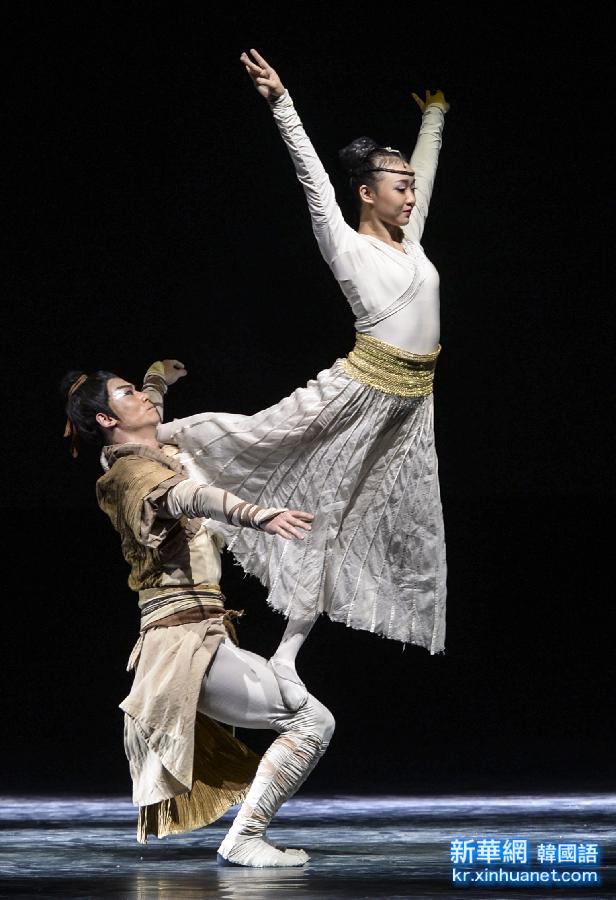 （新华网）（1）“千手观音”亮相新疆国际舞蹈节
